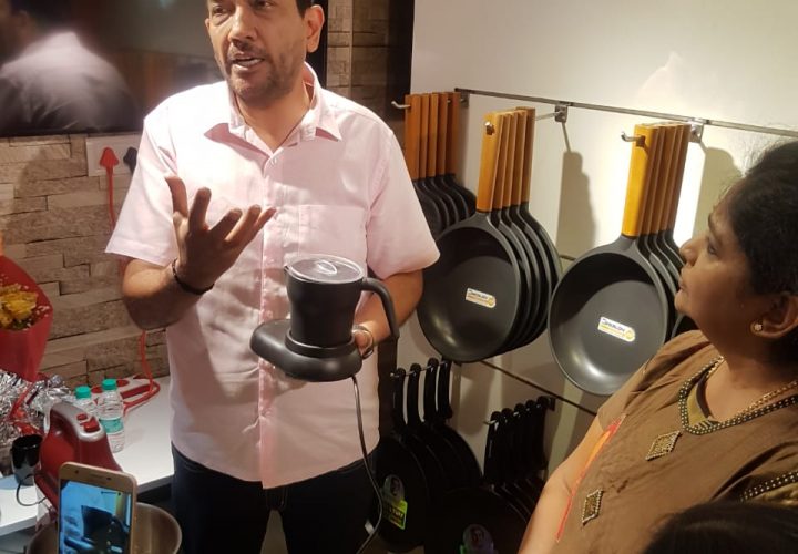 Chef Sanjeev Kapoor Unveils Wonderchef  Atta Kneader “Revo”