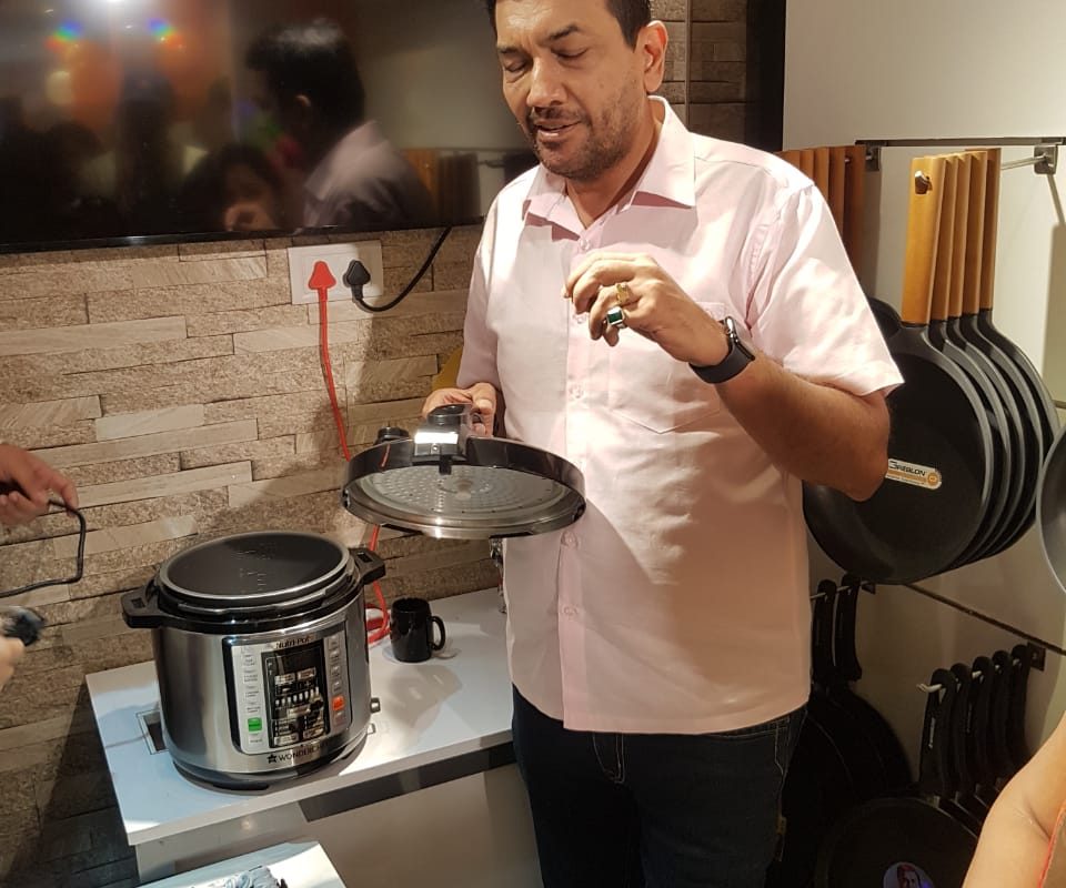 Chef Sanjeev Kapoor Unveils Wonderchef  Atta Kneader “Revo”