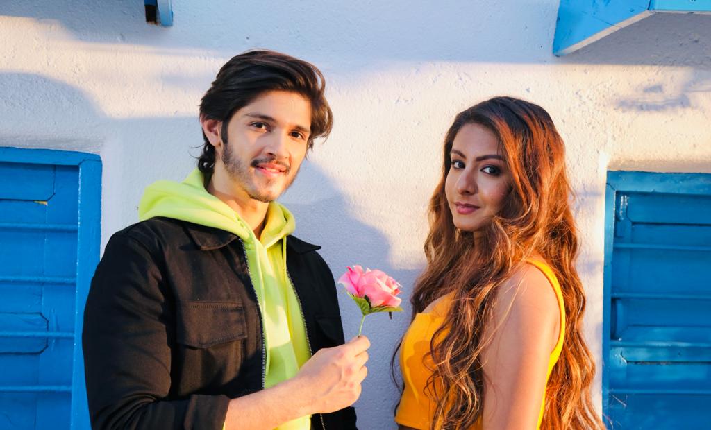 Digital Superstars and actors Aarti Saxena and Rohan Mehra come together for the beautiful music video ‘Zara Thehro’