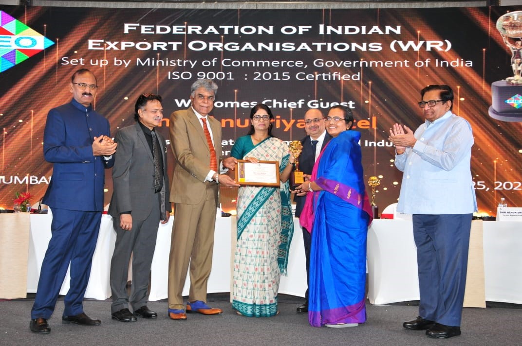 Union Minister of State for Commerce & Industry confers awards to top performers at the 6th and 7th Set of Export Excellence Awards organised by the Federation of Indian Export Organisations (WR)