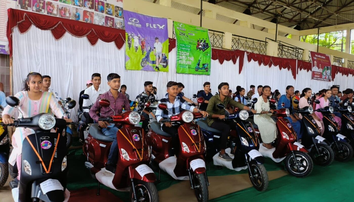 Kinetic Green Delivers 200 Electric Two-wheelers to Madhya Pradesh Government to Felicitate State School Toppers