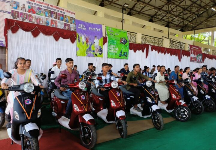 Kinetic Green Delivers 200 Electric Two-wheelers to Madhya Pradesh Government to Felicitate State School Toppers