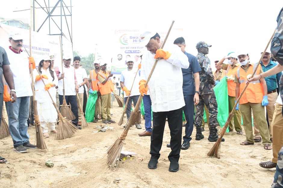 MSME Minister Shri Narayan Rane leads the cleanliness campaign organized by the KVIC at Juhu Beach