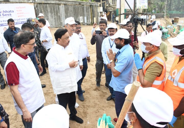 MSME Minister Shri Narayan Rane leads the cleanliness campaign organized by the KVIC at Juhu Beach