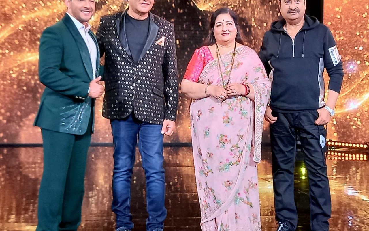 Legendary singer Kumar Sanu makes a weekend appearance on the sets of Indian Idol , also inspires two Indian Idol 12 contestant Pawandeep Singh & Arunima