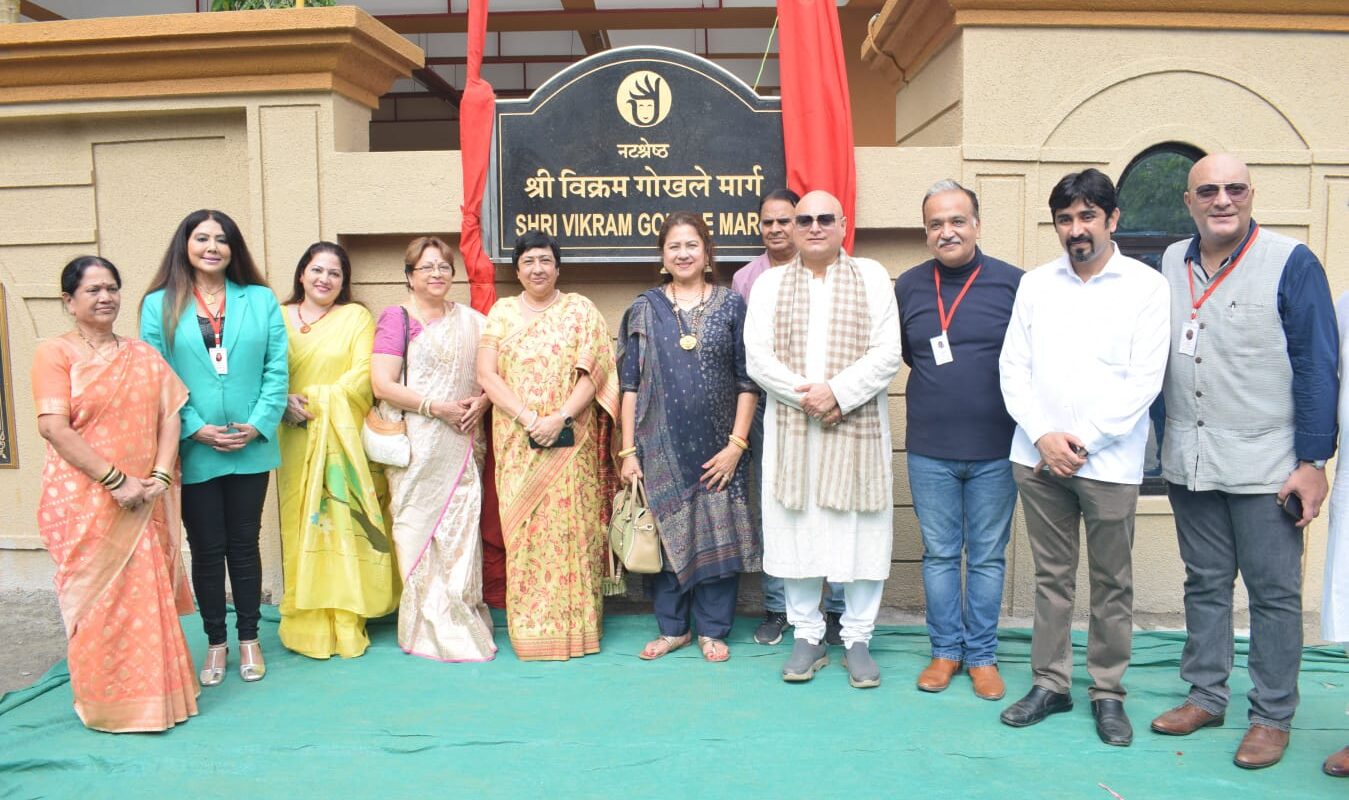 Road leading to CINTAA Tower named after late legendary actor Shri Vikram Gokhle on his first death anniversary! Maharashtra Dy CM Devendra Fadnavis, Vrushali Gokhle, Dr. Bharati Lavekar and CINTAA and CAWT members including Manoj Joshi, Preeti Sapru, Anupam Kher and Paresh Rawal do the honours